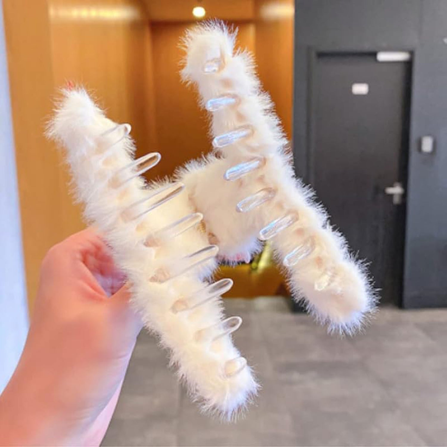 Large Plush Hair Claw Clips, Plastic Fluffy Hair Claw Hair (1 Pc / Mix Color) Large Plush Hair Claw Clips, Plastic Fluffy Hair Claw Hair (1 Pc / Mix Color)